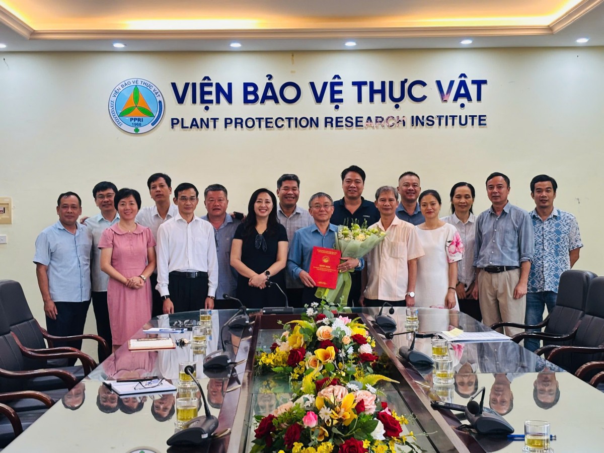 Công bố Quyết định kéo dài thời gian giữ chức Viện trưởng Viện Bảo vệ thực vật